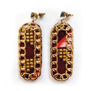Paire de boucles d'oreilles sur un support à chaînes dorées et tissu wax, forme ovale
