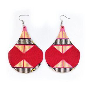 Paire de boucles d'oreilles en forme de goutte large et arrondie, en tissu wax rouge. Attaches en silicone argenté.