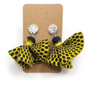 Paire de boucles d'oreilles en tissu wax à pois noirs sur fond jaune